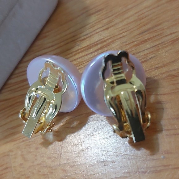 Soft Pink 1/2" Button Faux Pearl Clip-on Earrings Goldtone - Picture 3 of 5